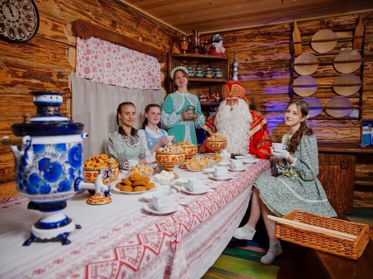  До 31 декабря дети из Карелии могут позвонить на горячую линию Деда Мороза и его помощников