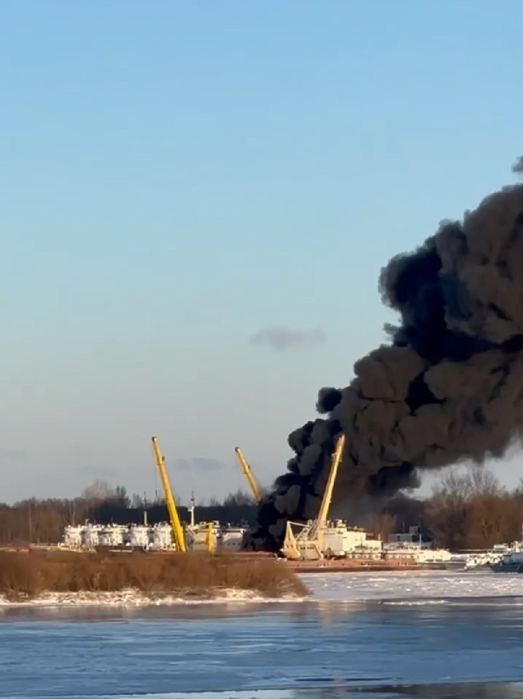 Крупный пожар тушат под Нижним Новгородом