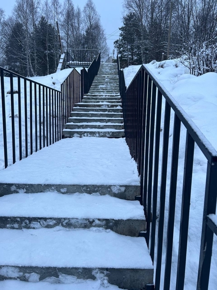  В Онеге устроили новую лестницу к спортшколе