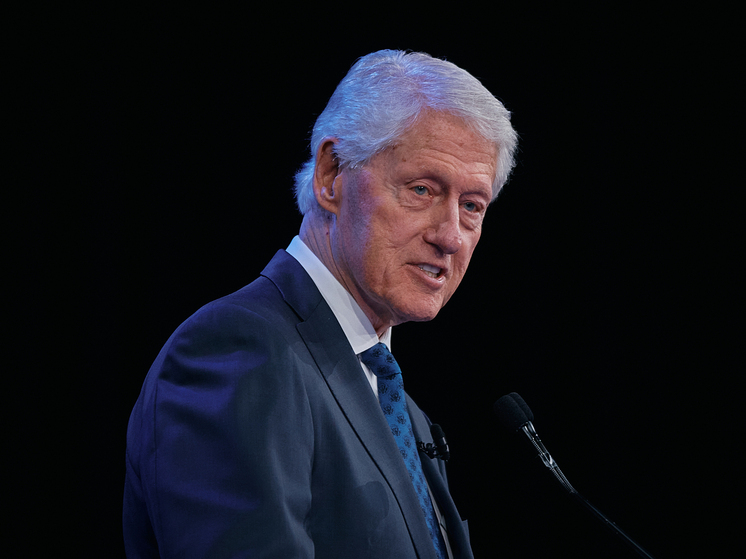 Связи бывшего президента США Клинтона с осужденным педофилом вызвали негодование