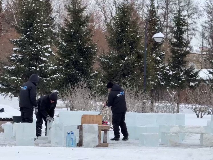 На Зимнем Любинском продолжают вырезать ледовые фигуры