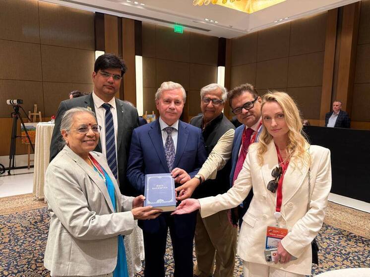 На прошедшем в начале декабря ежегодном Российско-индийском саммите Владимир Путин назвал сотрудничество двух стран «привилегированным партнерством». Во время встречи стороны подписали пакет документов с двусторонними планами на ближайшие годы. Соглашения включают в себя взаимодействие государств в разных сферах, в том числе, образование и культурный обмен.