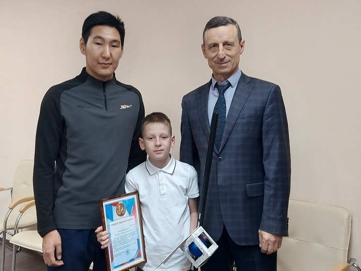 Юному хоккеисту из Шелехова подарили клюшку с автографами команды «Байкал-Энергия»