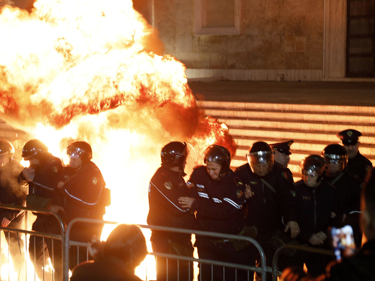 В албанской Тиране вспыхнули массовые антиправительственные протесты