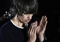 То ли ушел, то ли не ушел? Поклонники разочарованы и недоумевают – настолько странным выглядит уход Стивена Дрозда, гитариста и «ключевого соавтора» из «материнской» группы, в то время как пресса уже пишет, что «The Flaming Lips переживают, похоже, один из самых серьезных переломных моментов в своей истории»