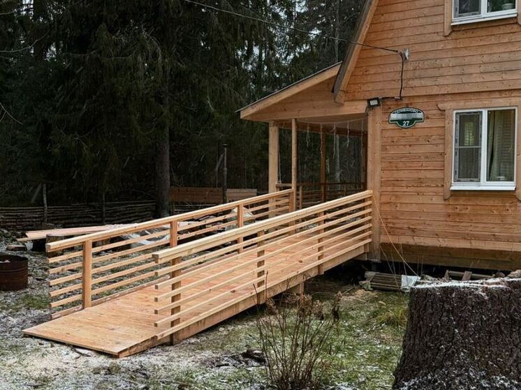 Предприниматель построил пандус к дому участника СВО из Волховского района