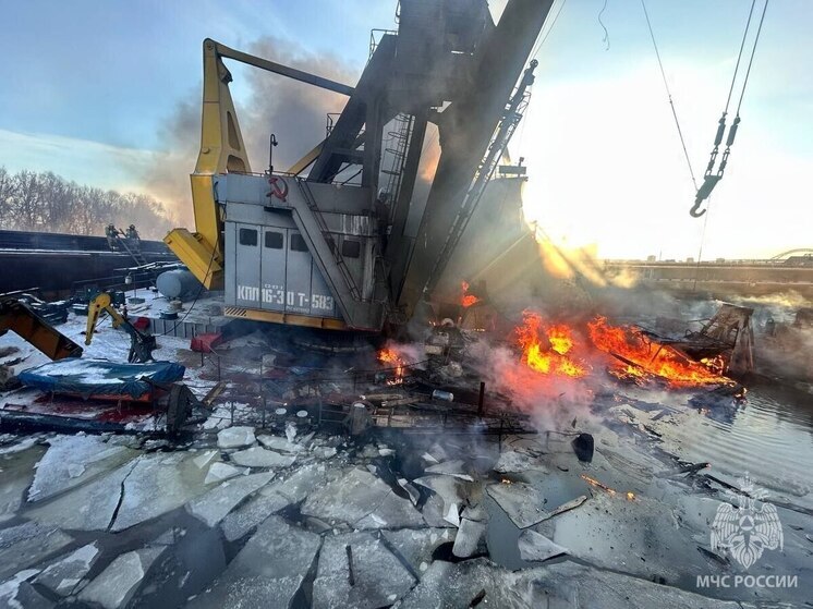В Нижегородской области локализовали пожар на плавучем кране