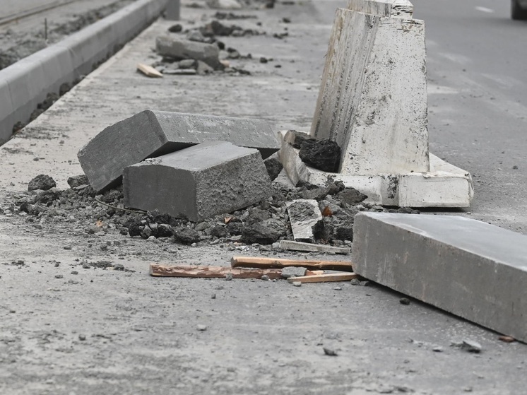 Челябинцу перекрыли бордюром проезд к дому