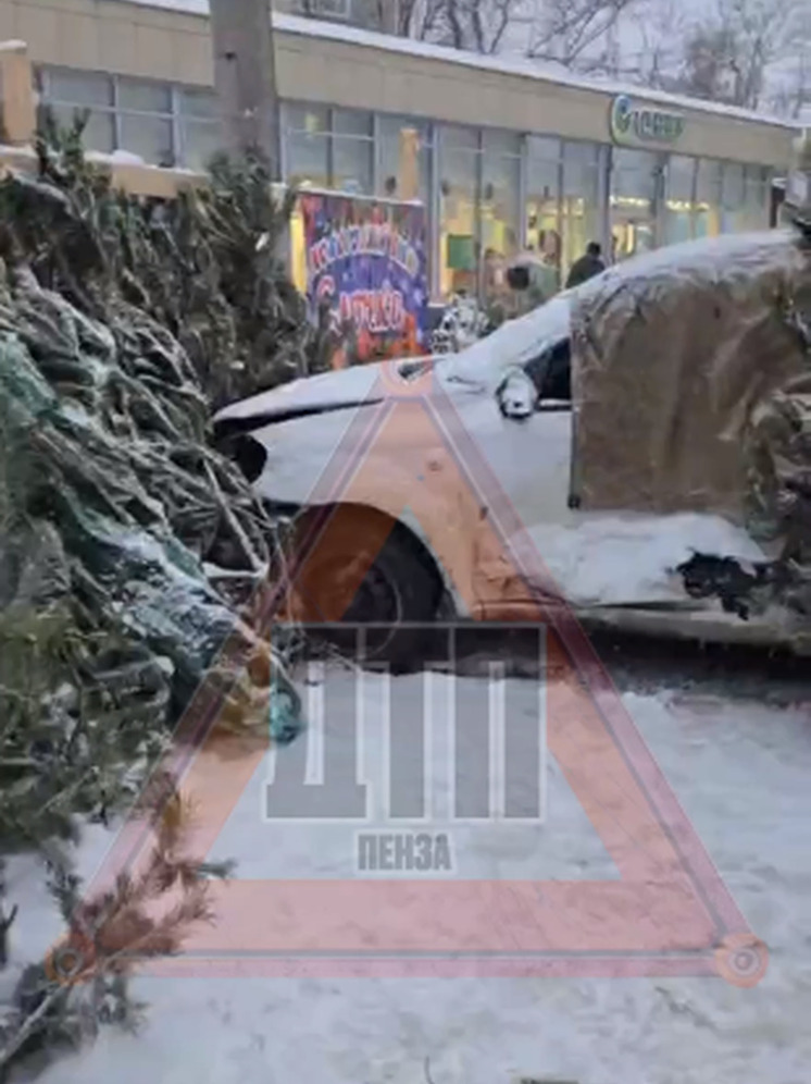 Массовое ДТП в Пензе: «Шевроле» протаранил елочный базар