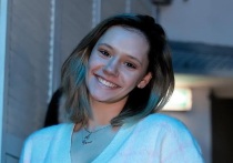 Российская художественная гимнастка Дарья Трубникова сняла видео с мгновенным преображением. Двукратная чемпионка Юношеских Олимпийских игр показала себя до и после того, как нарядилась и сделала прическу и макияж.