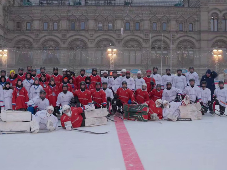 Юные хоккеисты из новых регионов сыграли в Москве со звёздами на ГУМ-катке