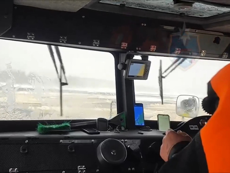 Спасатели эвакуировали трех рыбаков с оторвавшейся льдины на Ладожском озере