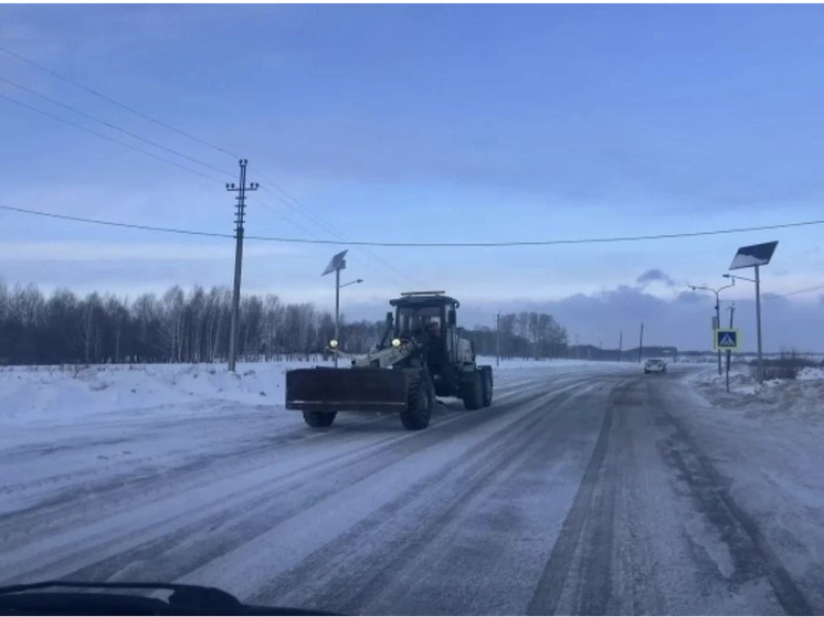 На трассах Новосибирской области задействовали свыше тысячи единиц снегоуборочной техники