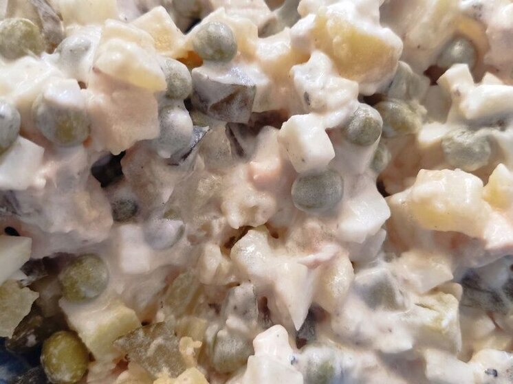 Новгородцам дали рецепт полезного оливье с птицей и топинамбуром