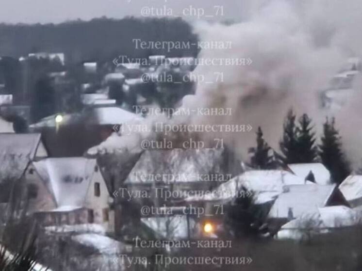Крупный пожар охватил жилой дом в поселке Горелки Тульской области