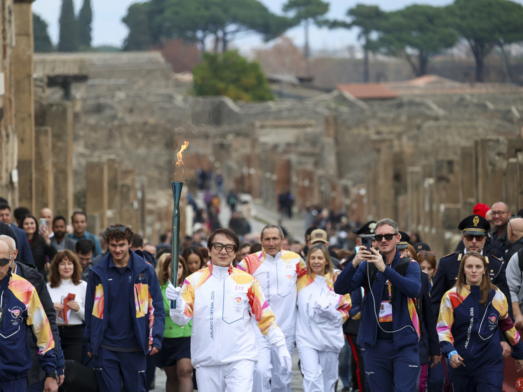 Актер Джеки Чан пронес по руинам Помпеев олимпийский факел