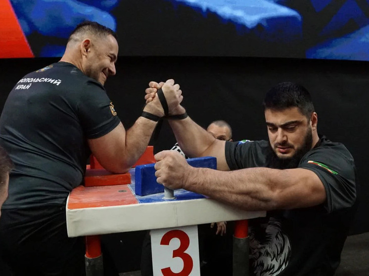 В Элисте завершился турнир по армрестлингу