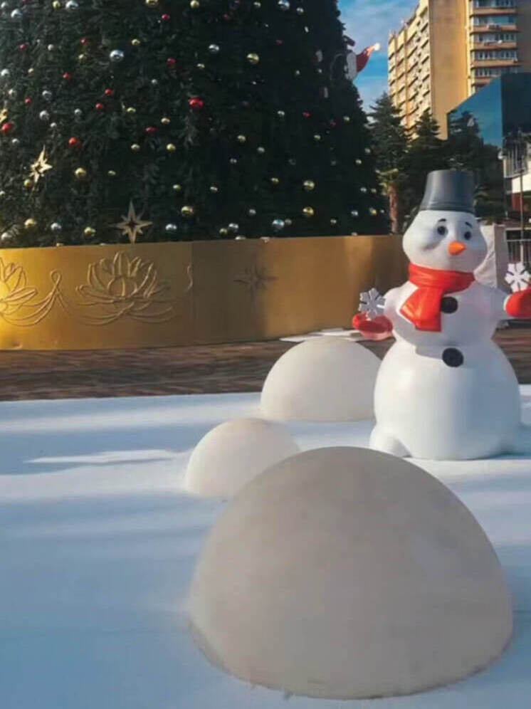 На площади Флага в Сочи завершается монтаж новогодних конструкций и световых украшений