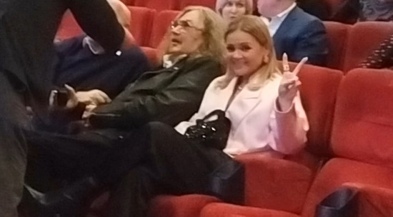 Стильный контраст: Игорь Николаев в коже и Юлия Проскурякова в кружевах на одной премьере.