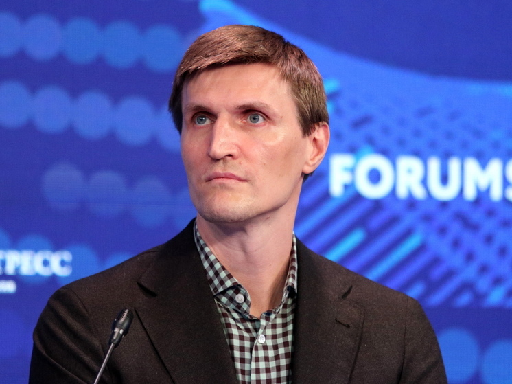 Как известно, существует игра в «Тайного Санту», и с веселыми лицами люди дарят друг другу подарки. Известный в прошлом баскетболист, а ныне президент Российской федерации баскетбола (РФБ) Андрей Кириленко стал в этом году Сантой грустным. Вместо мешка с подарками, он подарил баскетболу в России мешок с пустотой, да и еще этот мешок оказался дырявым. 