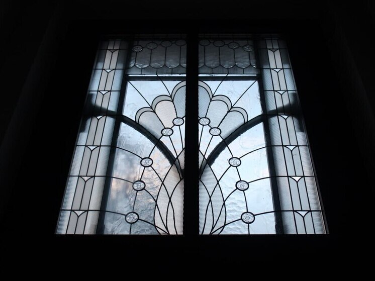 Дверь старинного дома в Черняховске украсили бесцветным витражом