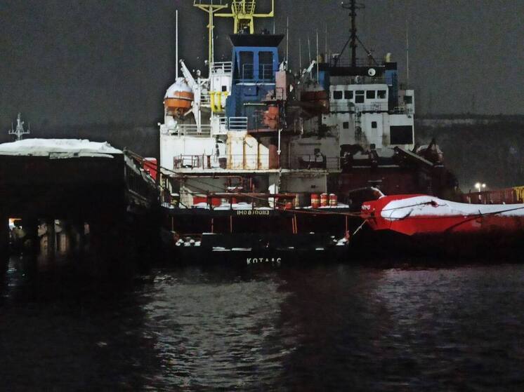 В Кольском заливе затопился танкер без экипажа на борту