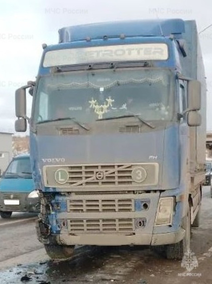 На «М-3» в Обнинске большегруз смял Hyundai