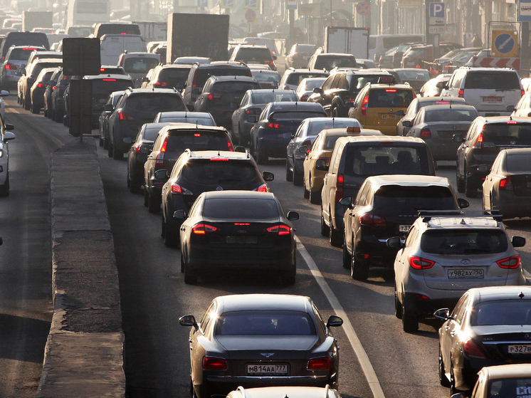 В Москве едва ли не впервые в истории зафиксировано сокращение автопарка — пока что всего на 10 тысяч машин, но эксперты уверены, что тенденция устойчивая