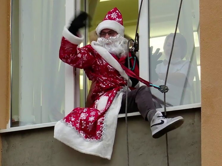 Деды Морозы-альпинисты навестили маленьких пациентов в Липецкой области