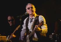 Одним из самых заметных каверов месяца стала версия Гарика Сукачева песни группы «Ва-Банкъ»