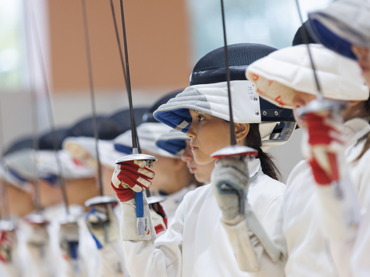 Юным российским фехтовальщикам разрешено участвовать в турнирах под своими флагом и гимном