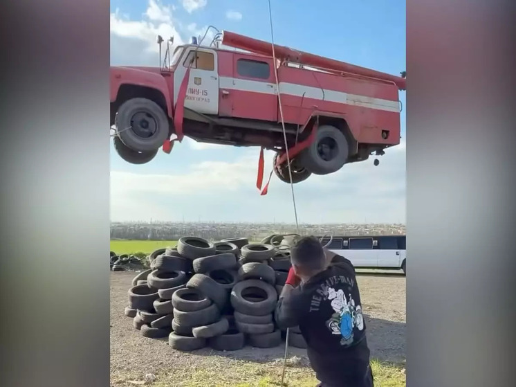 Ростовский каскадер Евгений Чеботарев показал новый трюк с пожарной машиной