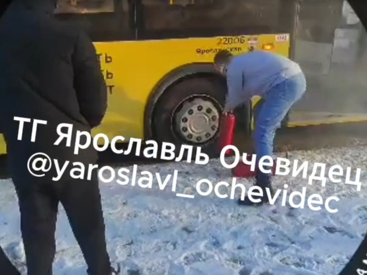 В Ярославле на ходу загорелся автобус