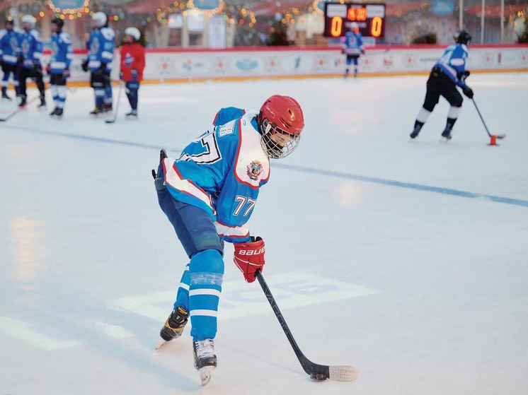 Юные хоккеисты из новых регионов сыграли со звёздами НХЛ на ГУМ-катке в Москве