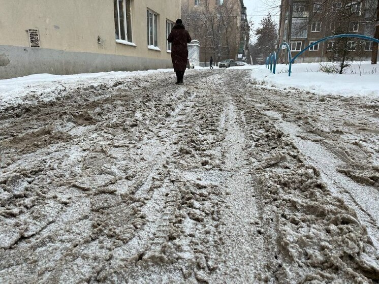 Детские площадки в сугробах: жители обвиняют УК, пока чиновники выбирают мэра