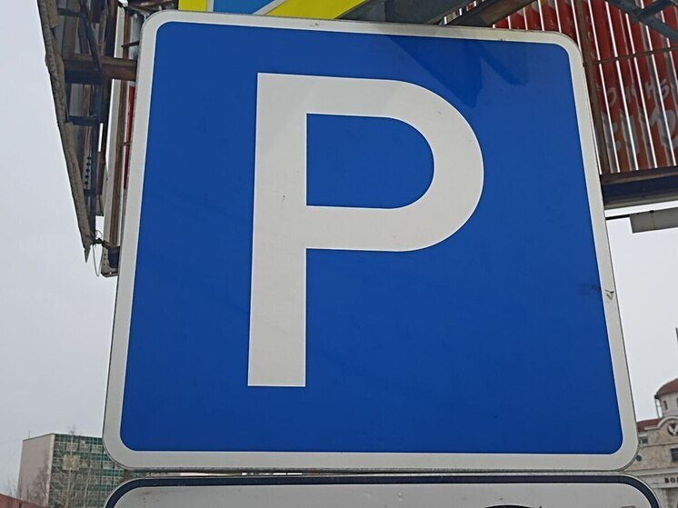 «Солярис» дрифтанул на парковке в Петербурге и спровоцировал аварию