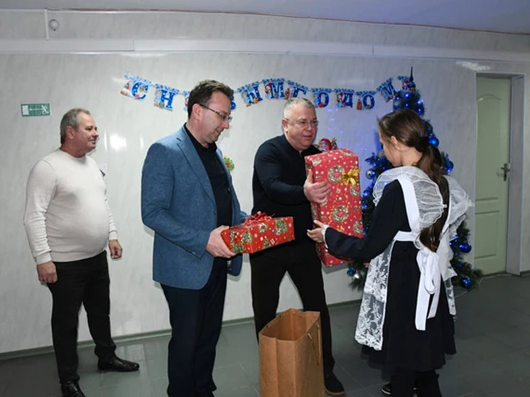 Представители Владимирской области вручили новогодние подарки детям в подшефном городе в зоне СВО