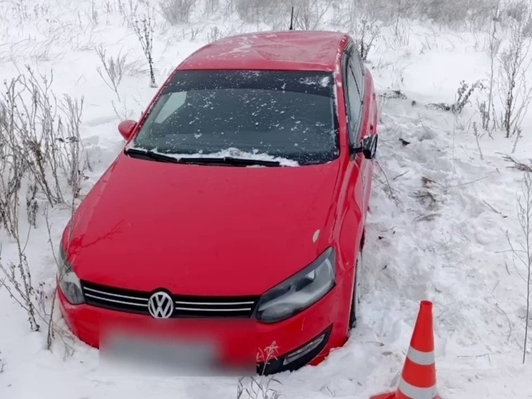Volkswagen Polo слетел в кювет под Кувандыком, пострадала пассажирка