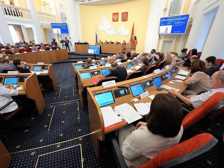 Зарплаты оренбургским чиновникам повышают на 8%