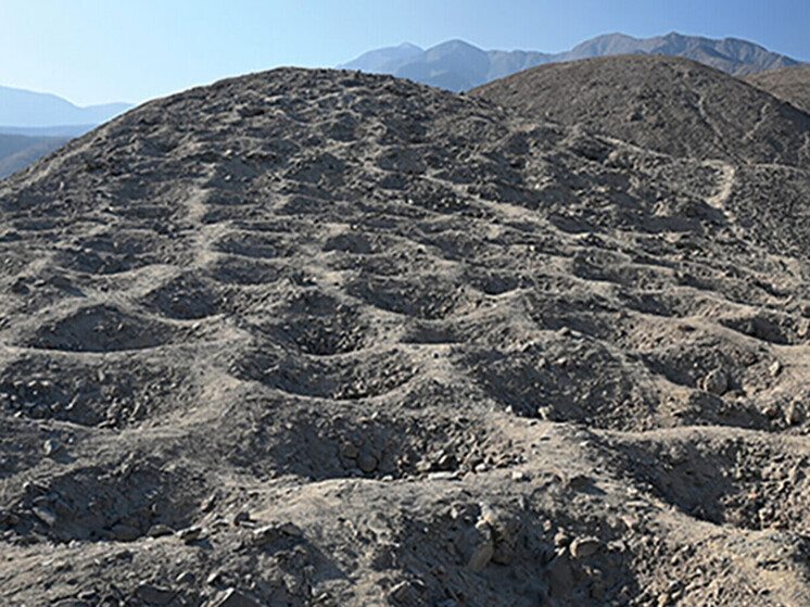 Специалисты из Сиднейского университета установили, что сеть из более чем 5200 углублений, обнаруженная на горе Монте-Сьерпе в перуанской долине Писко, предположительно служила в XIV веке сложной системой фиксации и складирования товаров