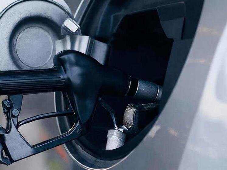 Топливо на заправках Южно-Сахалинска подорожало почти на рубль за ночь