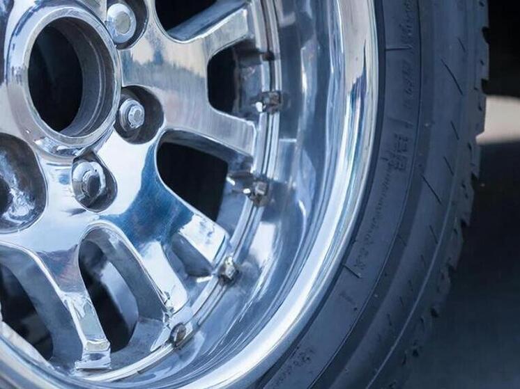 В Корсакове задержали мужчину, пытавшегося украсть колёса с припаркованной машины