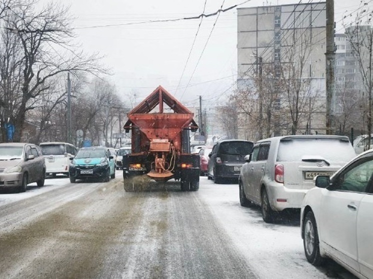 Дорожники Приморья круглосуточно расчищают трассы после снегопада