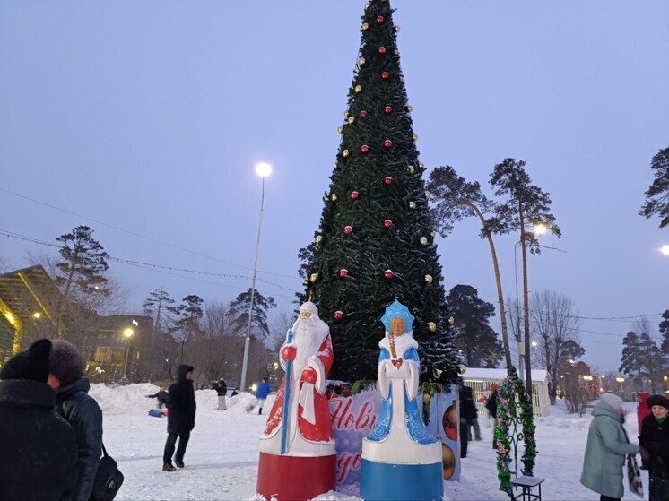 В Железнодорожном районе Улан-Удэ открыли главную новогоднюю елку