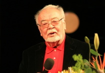 Асанали Ашимович Ашимов — советский и казахский актер, режиссер театра и кино, сценарист, педагог, Герой Труда Казахстана, лауреат Государственной премии СССР, народный артист СССР, народный артист КазССР, человек, который любим всем казахстанским народом