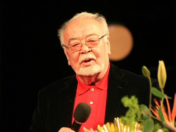 Асанали Ашимович Ашимов — советский и казахский актер, режиссер театра и кино, сценарист, педагог, Герой Труда Казахстана, лауреат Государственной премии СССР, народный артист СССР, народный артист КазССР, человек, который любим всем казахстанским народом