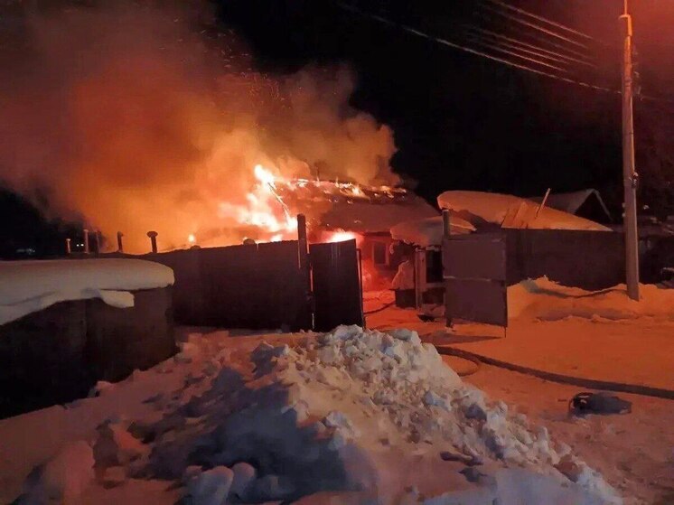 Пожарные два часа тушили частный дом в Тымовском