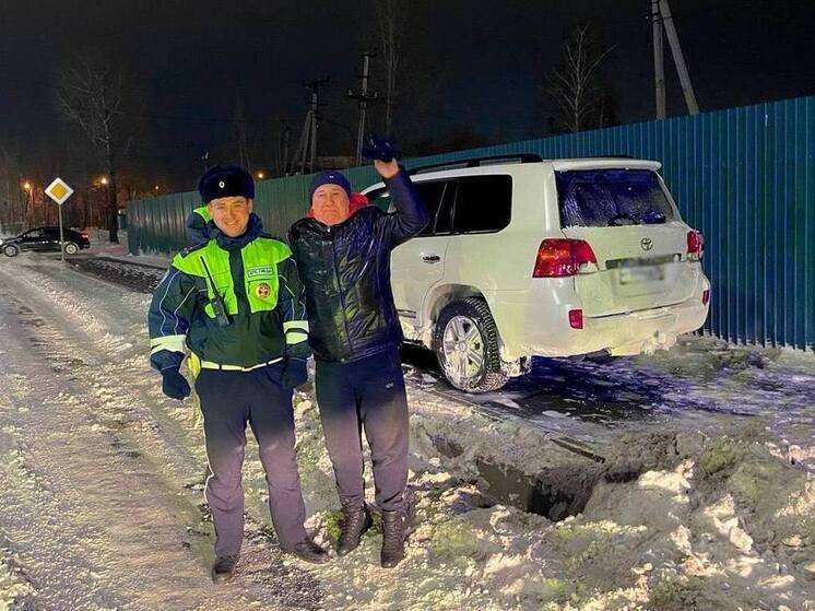 Сотрудники ДПС помогли иркутянину вытащить машину из сугроба