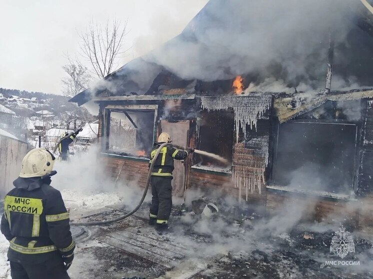 В барнаульском садоводстве загорелся дом с двумя детьми