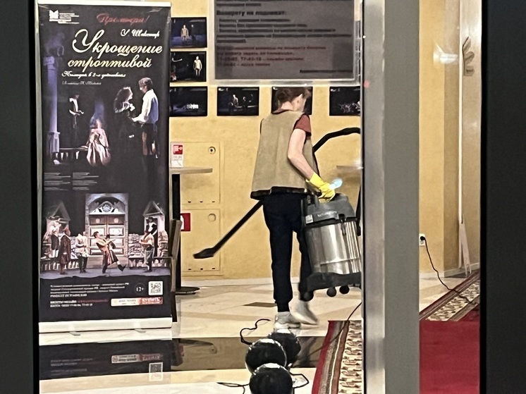 После ночного пожара утро в Оренбургском драматическом театре началось с экстренной уборки последствий